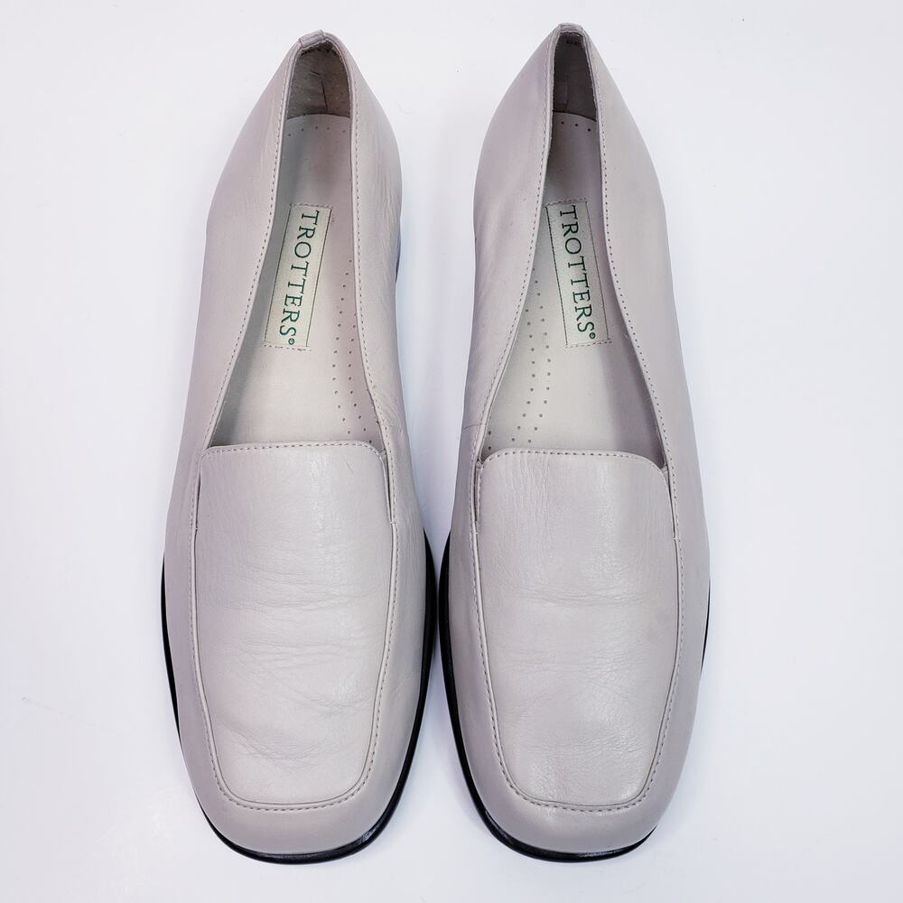 Trotters Cream Flats Sleek Comfort Design